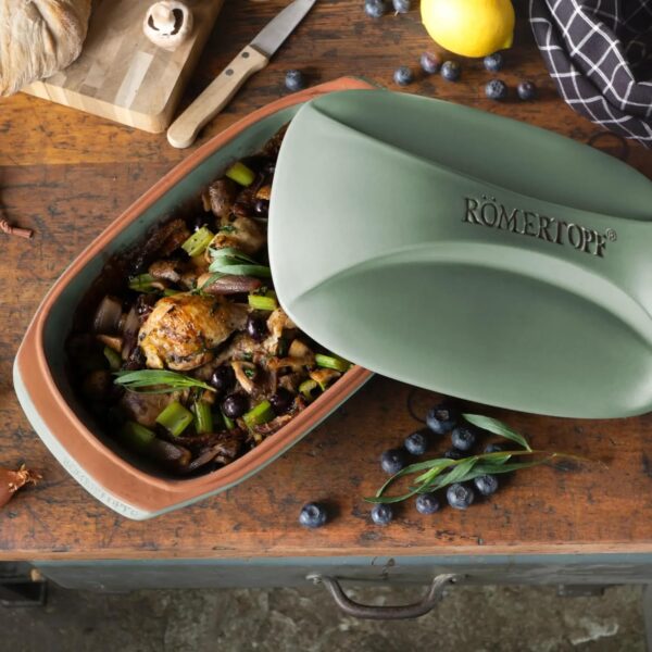 With a 3.2 quarts (3 liter) capacity, The Roemertopf is ideal for meals for up to four people